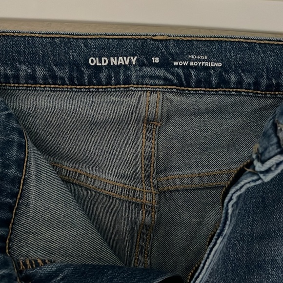 Old Navy Wow Boyfriend Mid-Rise Ankle Jeans | size 18 - Picture 3 of 6